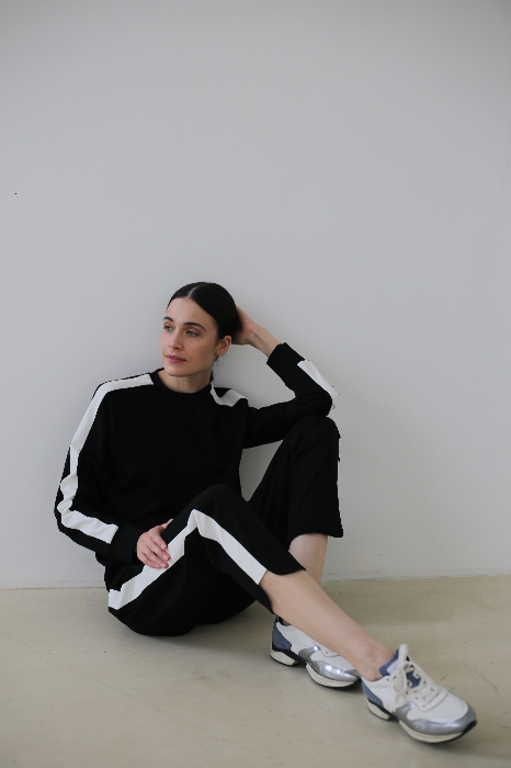 Костюм с укороченными брюками и свитшотом