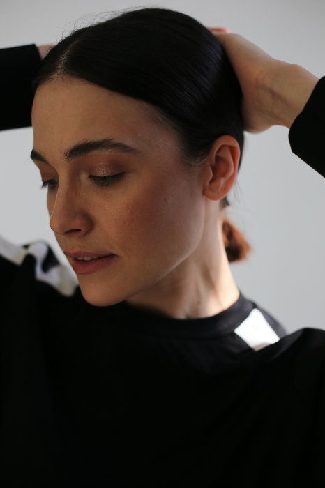 Костюм с укороченными брюками и свитшотом