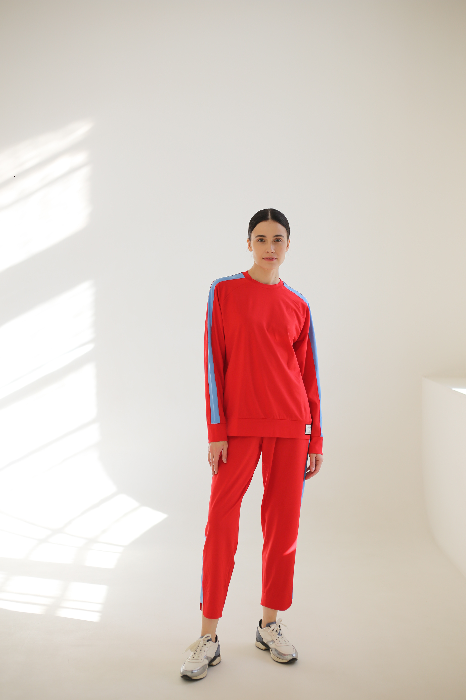 Костюм с укороченными брюками и свитшотом