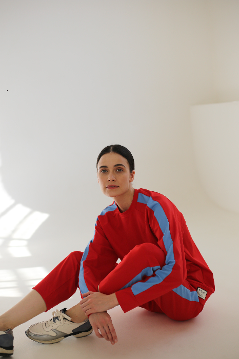 Костюм с укороченными брюками и свитшотом