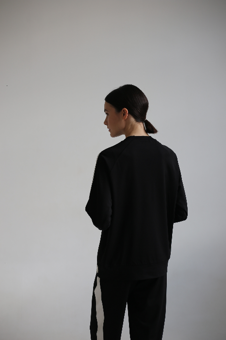 Костюм с укороченными брюками и свитшотом