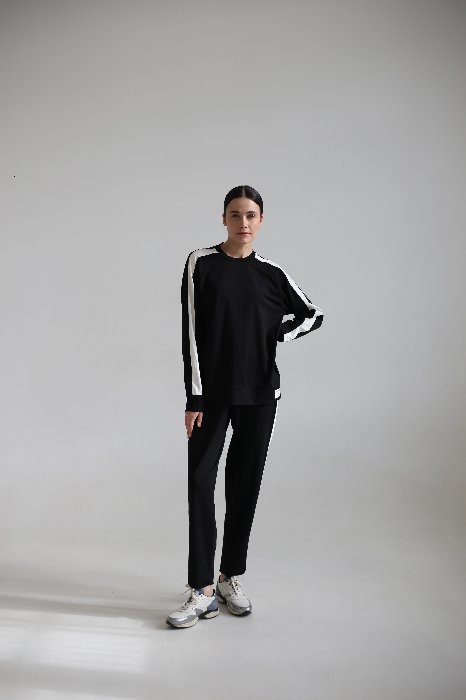 Костюм с укороченными брюками и свитшотом