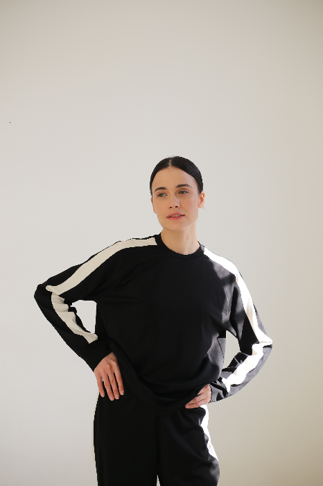 Костюм с укороченными брюками и свитшотом