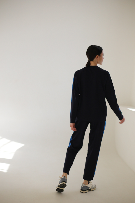 Костюм с укороченными брюками и свитшотом