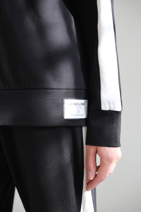 Костюм с укороченными брюками и свитшотом