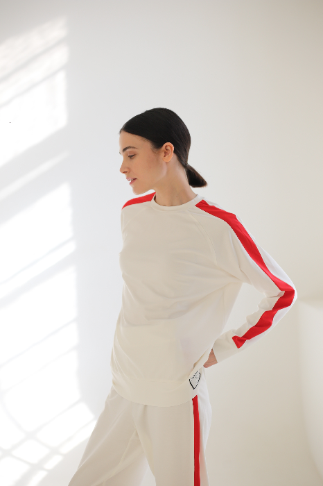 Костюм с укороченными брюками и свитшотом