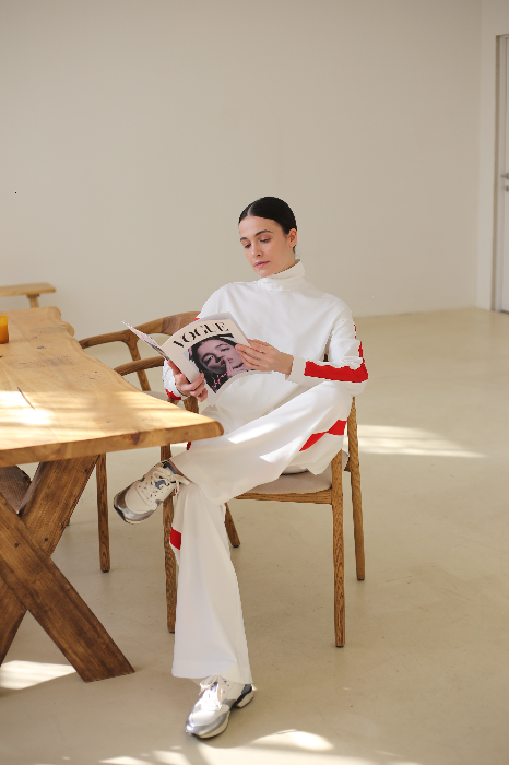 Костюм с широкими брюками и бадлоном