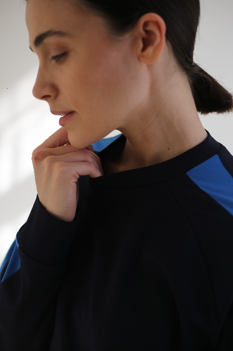 Костюм с укороченными брюками и свитшотом