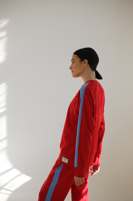 Костюм с укороченными брюками и свитшотом