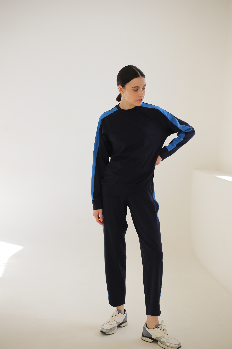 Костюм с укороченными брюками и свитшотом