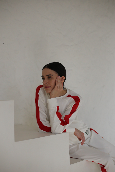 Костюм с укороченными брюками и свитшотом