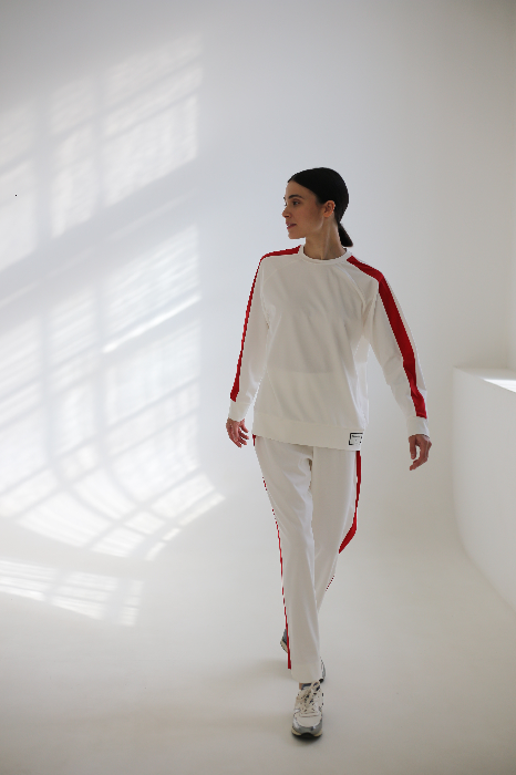 Костюм с укороченными брюками и свитшотом