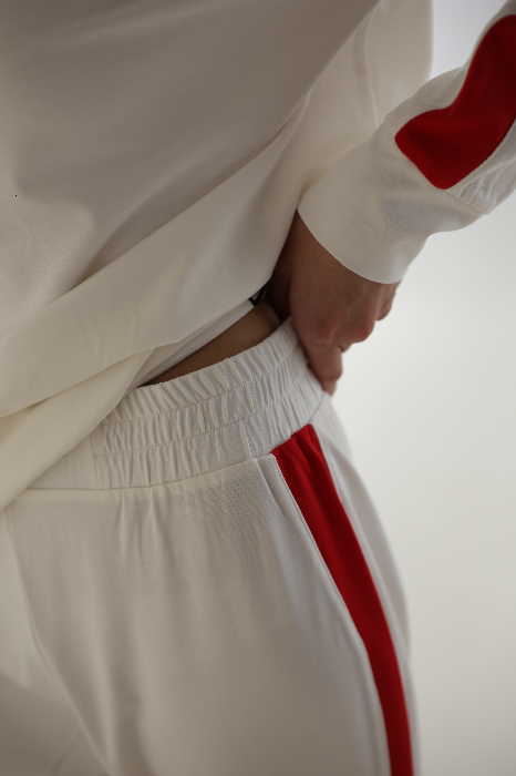 Костюм с укороченными брюками и свитшотом