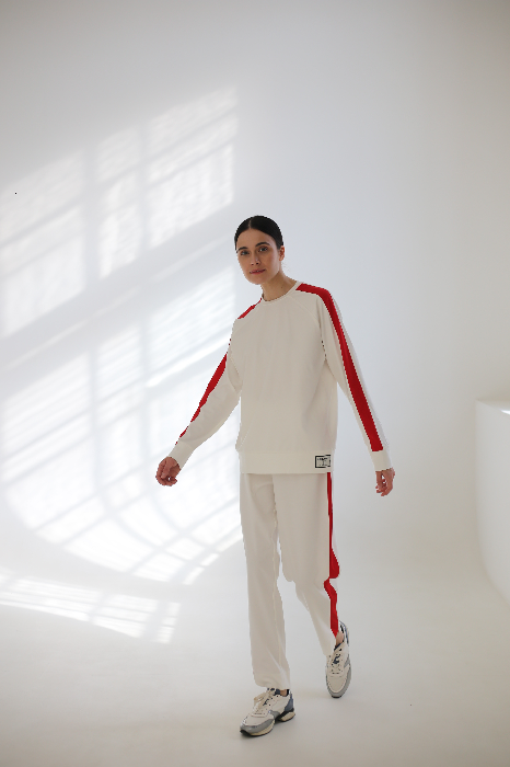 Костюм с укороченными брюками и свитшотом