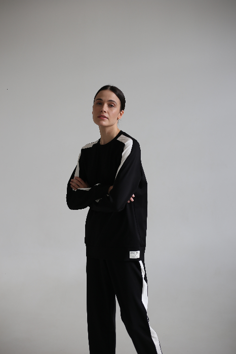 Костюм с укороченными брюками и свитшотом