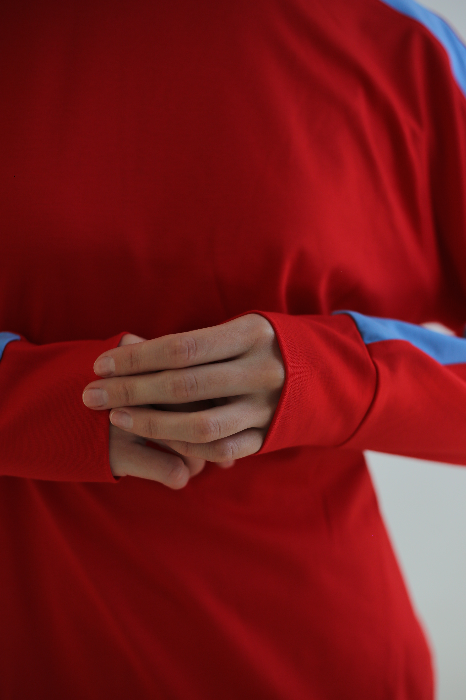 Костюм с укороченными брюками и свитшотом