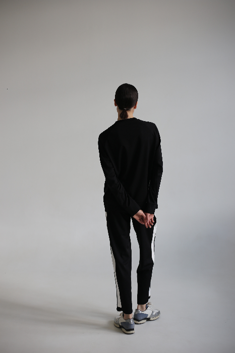 Костюм с укороченными брюками и свитшотом