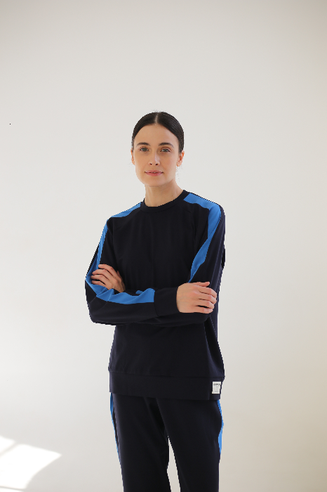 Костюм с укороченными брюками и свитшотом