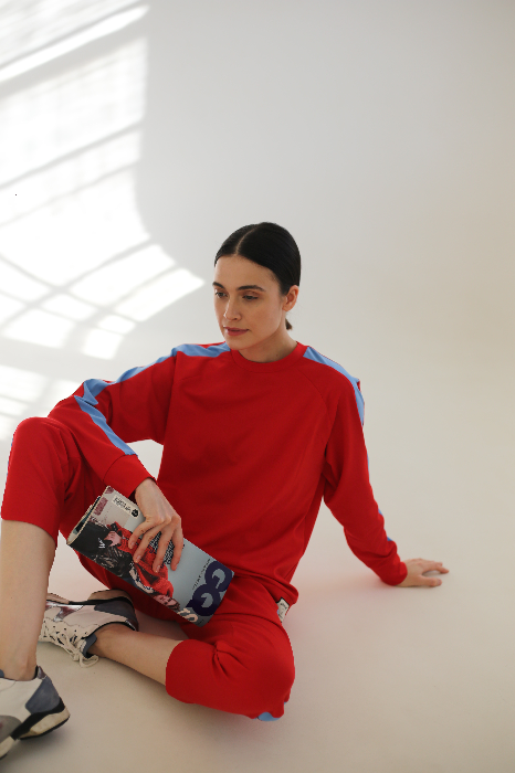 Костюм с укороченными брюками и свитшотом