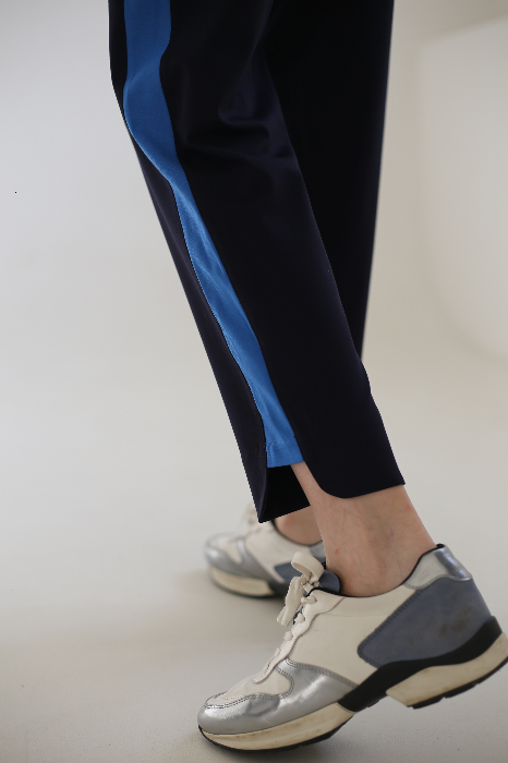 Костюм с укороченными брюками и свитшотом