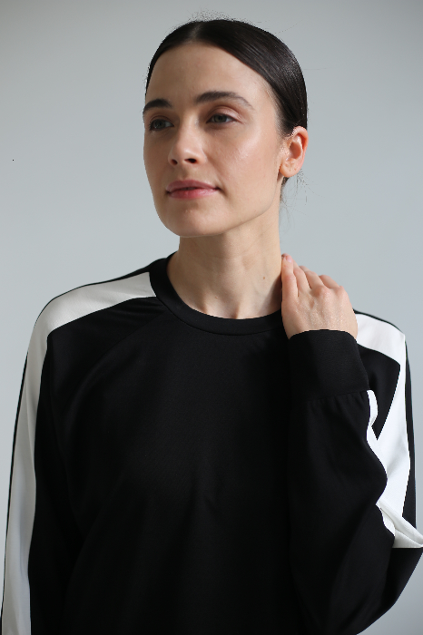 Костюм с укороченными брюками и свитшотом