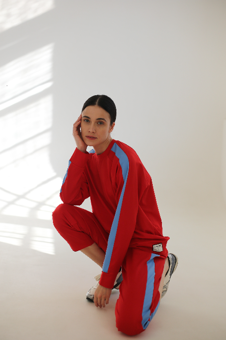 Костюм с укороченными брюками и свитшотом