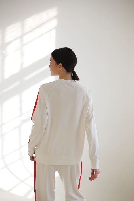 Костюм с укороченными брюками и свитшотом