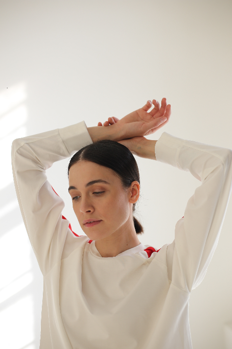 Костюм с укороченными брюками и свитшотом