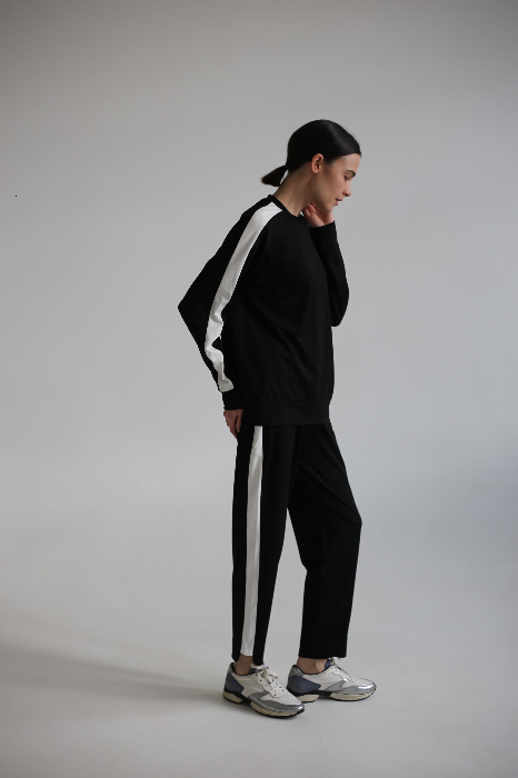 Костюм с укороченными брюками и свитшотом