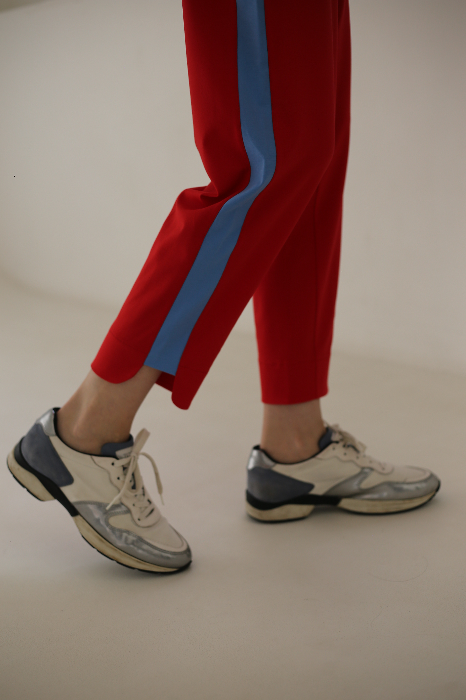 Костюм с укороченными брюками и свитшотом