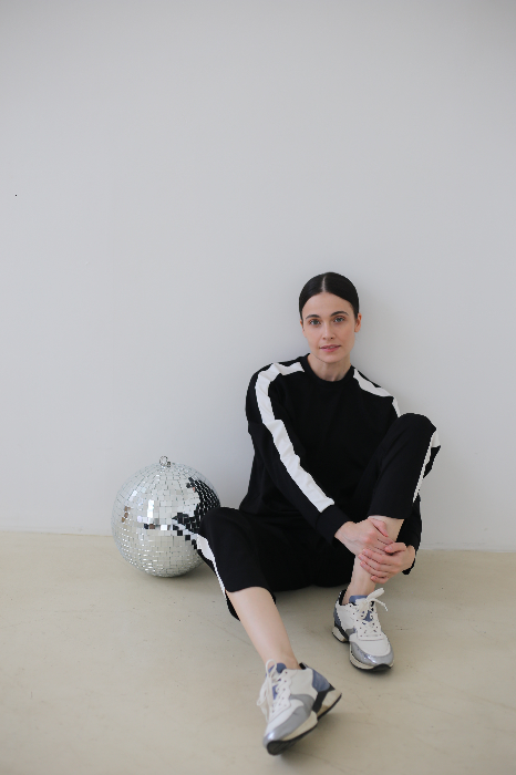 Костюм с укороченными брюками и свитшотом