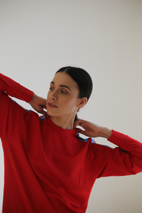 Костюм с укороченными брюками и свитшотом