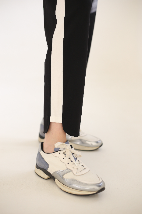 Костюм с укороченными брюками и свитшотом