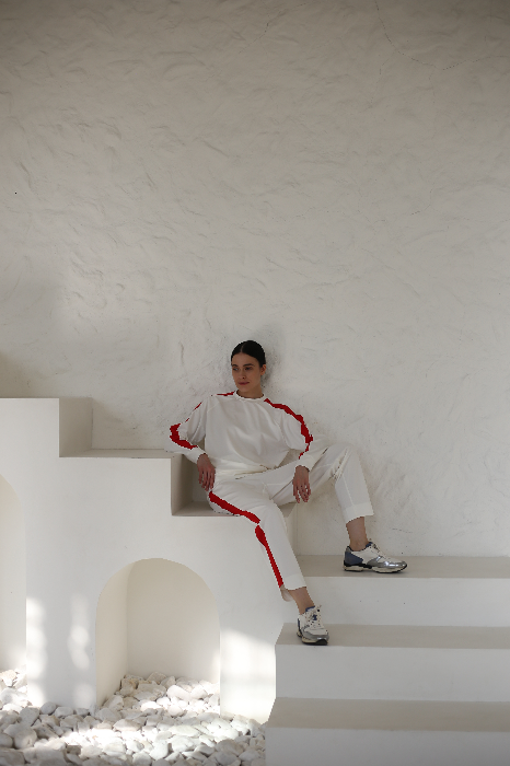 Костюм с укороченными брюками и свитшотом