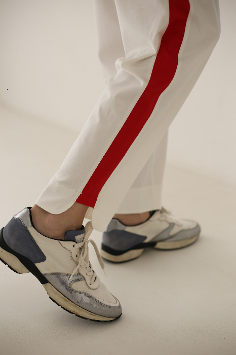 Костюм с укороченными брюками и свитшотом