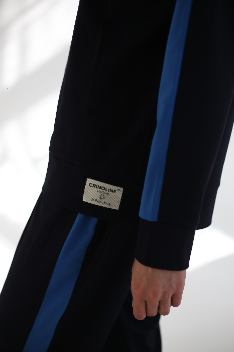 Костюм с укороченными брюками и свитшотом