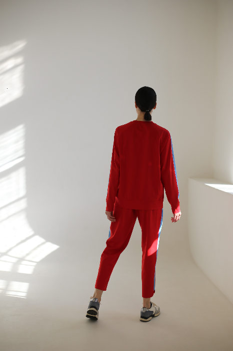 Костюм с укороченными брюками и свитшотом